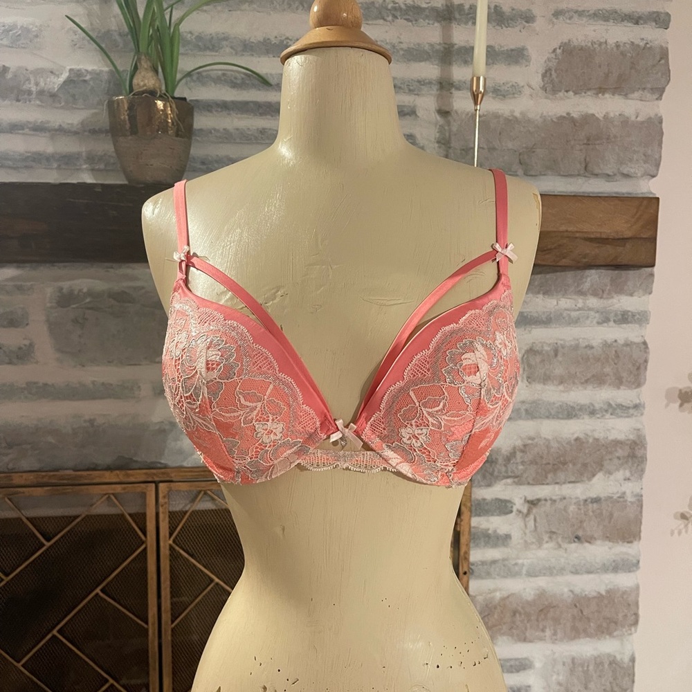 Victoria’s Secret 32D Pink lace padded bra